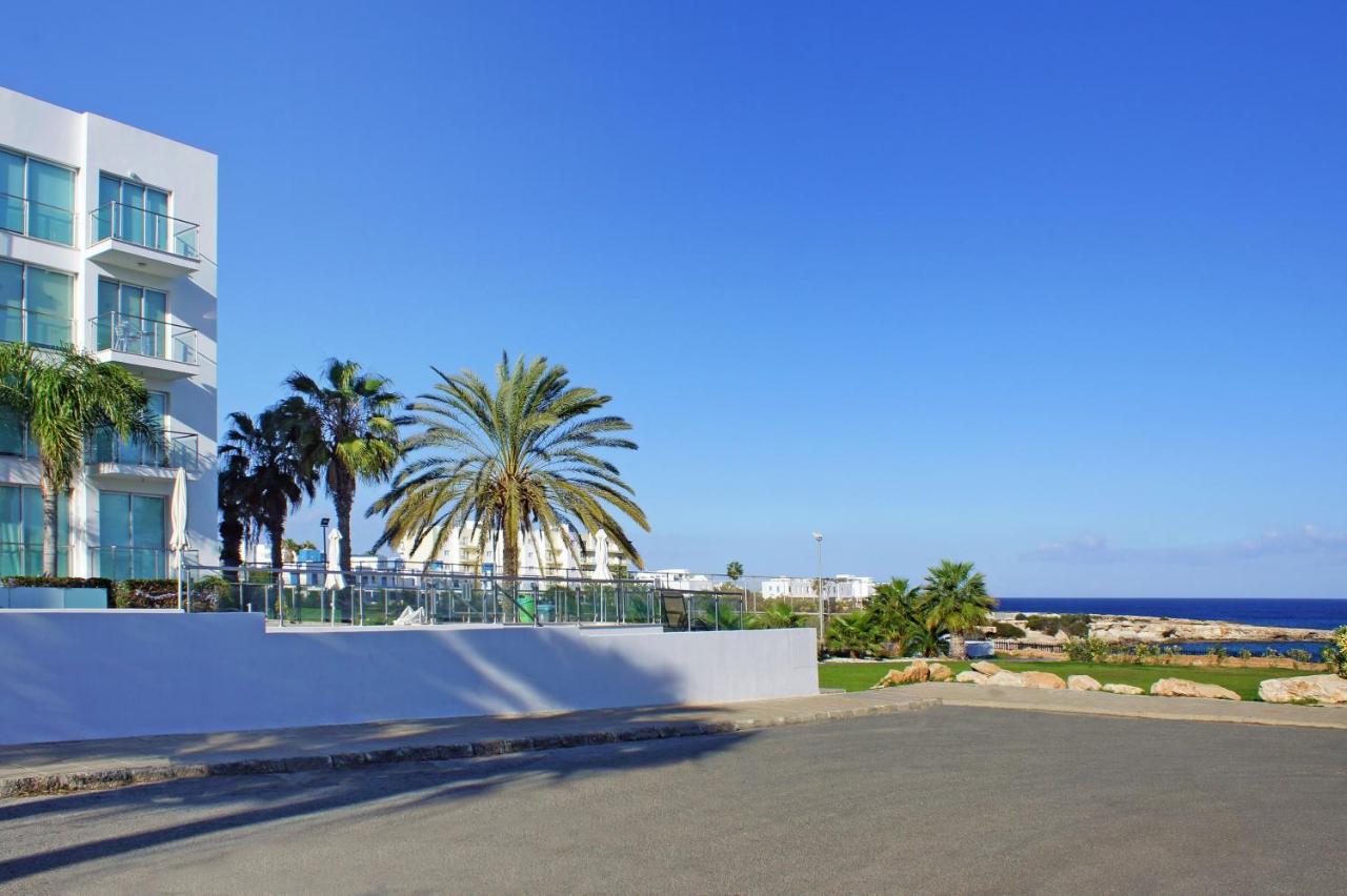 Gabriela - Coralli Beachfront Apartment Protaras Extérieur photo